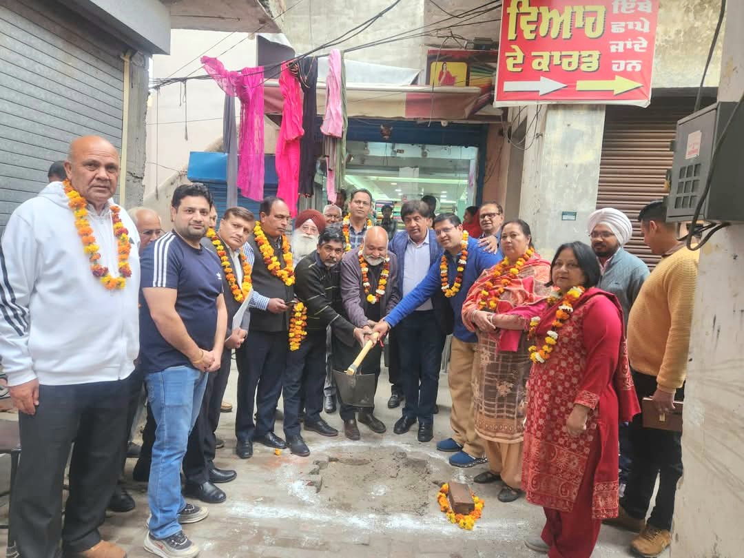 ਵਿਧਾਇਕ ਜਿੰਪਾ ਨੇ ਵਾਰਡ ਨੰਬਰ 32 ’ਚ 4 ਲੱਖ ਦੀ ਲਾਗਤ ਨਾਲ ਸੀਵਰੇਜ਼ ਕੰਮ ਦੀ ਕਰਵਾਈ ਸ਼ੁਰੂਆਤ